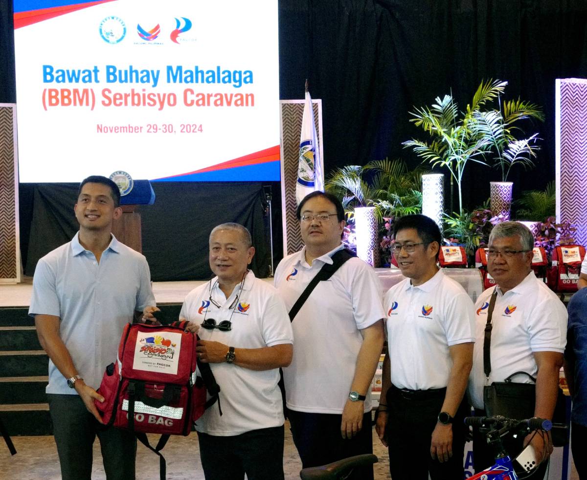 PAGCOR Vice President for Corporate Social Responsibility Group Ramon Stephen Villaflor (2nd from left) hands over emergency health kits to Ilocos Norte Governor Matthew Marcos Manotoc during the two-day caravan.
Joining them are Assistant Vice President for Community Relations and Services Eric Balcos (3rd from left), Casino Filipino Ilocos Norte Branch Manager Danilo Tejano (2nd from right), and Community Relations and Services Senior Manager Joaquin Abejar (far right).
