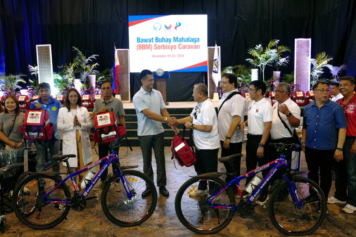 Ilocos Norte Governor Matthew Marcos Manotoc (center) formally accepts from PAGCOR representatives the agency’s donations for the province.