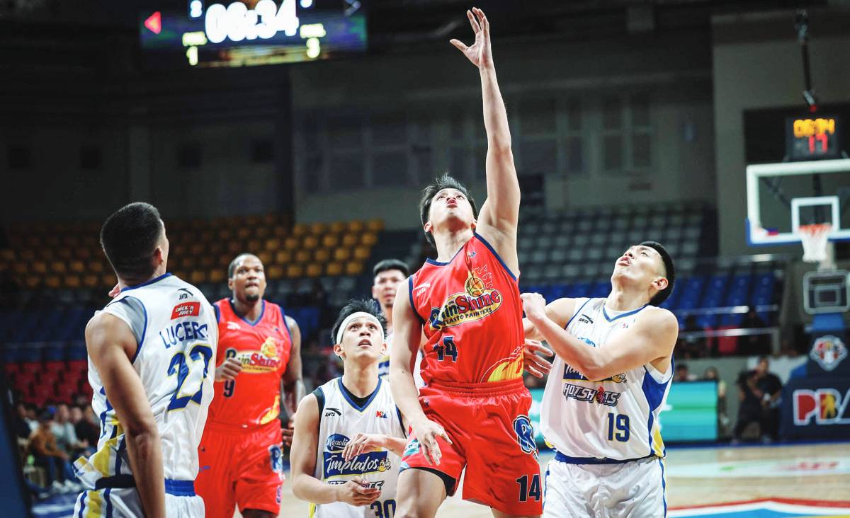 Andrei Caracut of the Rain or Shine Elasto Painters against the Magnolia Chicken Timplados Hotshots in the PBA Season 49 Commissioner's Cup. (PBA photo)