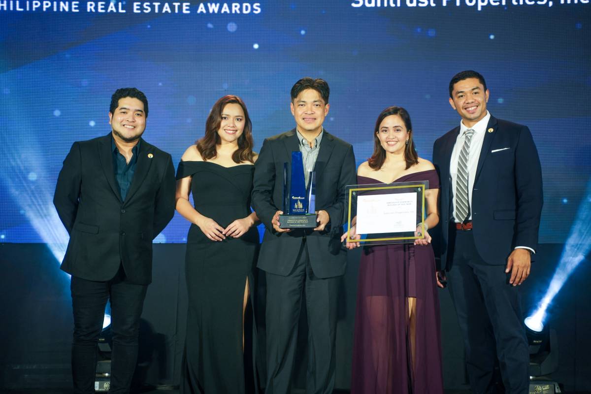 Suntrust Senior Vice President Atty Basilio Almazan Jr. (Middle), accompanied by Suntrust’s Senior Manager for Corporate Events and Communications Princess Tobias (2nd from Right)  and Head of Vertical Projects Josephine Mariano (2nd from Left)