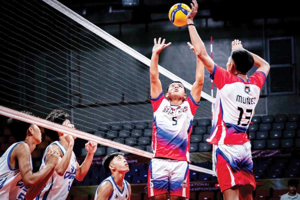 A member of the 1Silay Sports team tries to score against the VNS Club. (PNVF photo) 