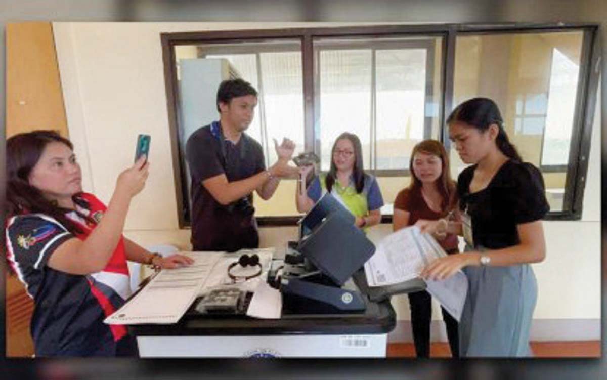 Members of the Dumaguete media tried the automated counting machine (ACM) yesterday, January 28, 2025. The Commission on Elections in Negros Island Region reported having reached some 80 percent of the total registered voters in Negros Oriental in its ongoing ACM roadshow/demo that will end on Friday, January 31. (PNA photo)