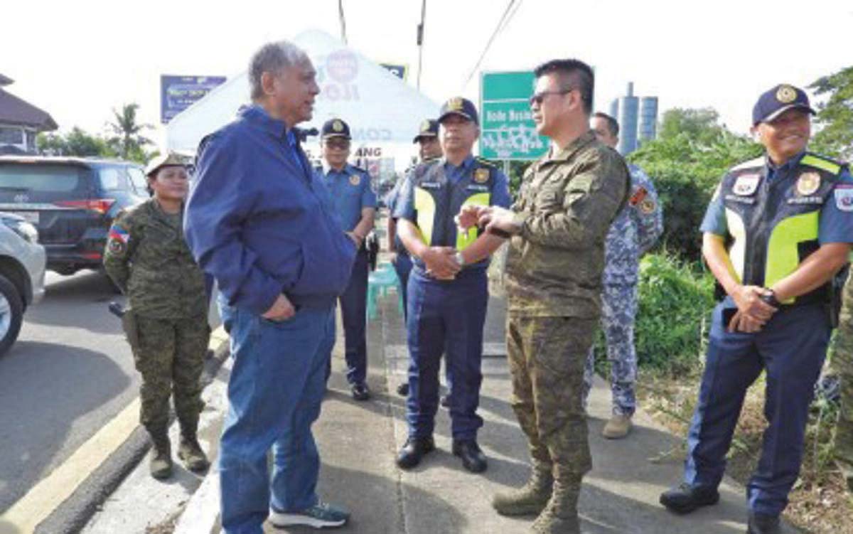 Major General Marion Sison (second from right), commander of the 3rd Infantry Division, joins the Western Visayas Regional Joint Control Center during the kick-off of checkpoints marking the start of the election period on Sunday, January 12, 2025. In a statement, Sison said they had not received information about the permit to campaign or the permit to win from communist terrorist groups since the start of the election period. (3DPAO photo)