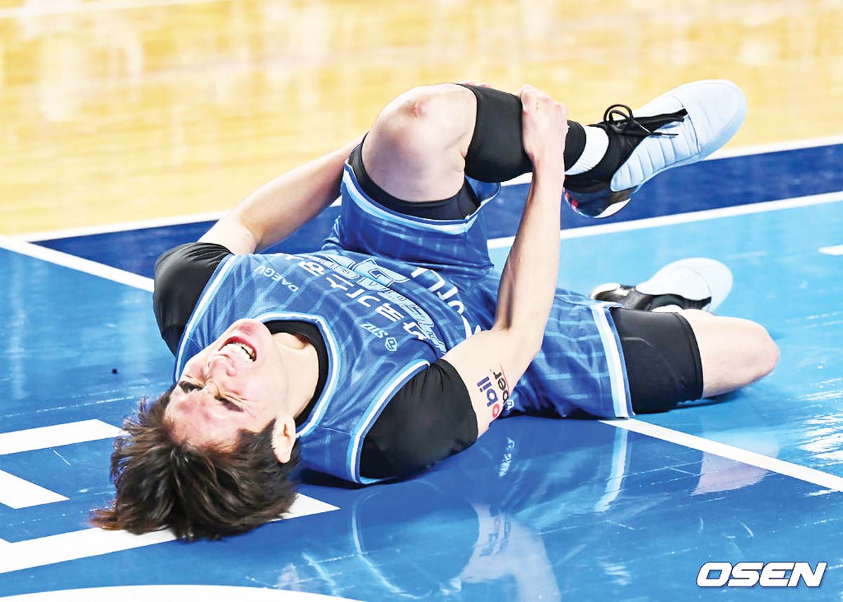 Negrense Samjosef Belangel of the Daegu Korea Gas Corporation Pegasus complains about the pain on his leg. (KBL photo) 