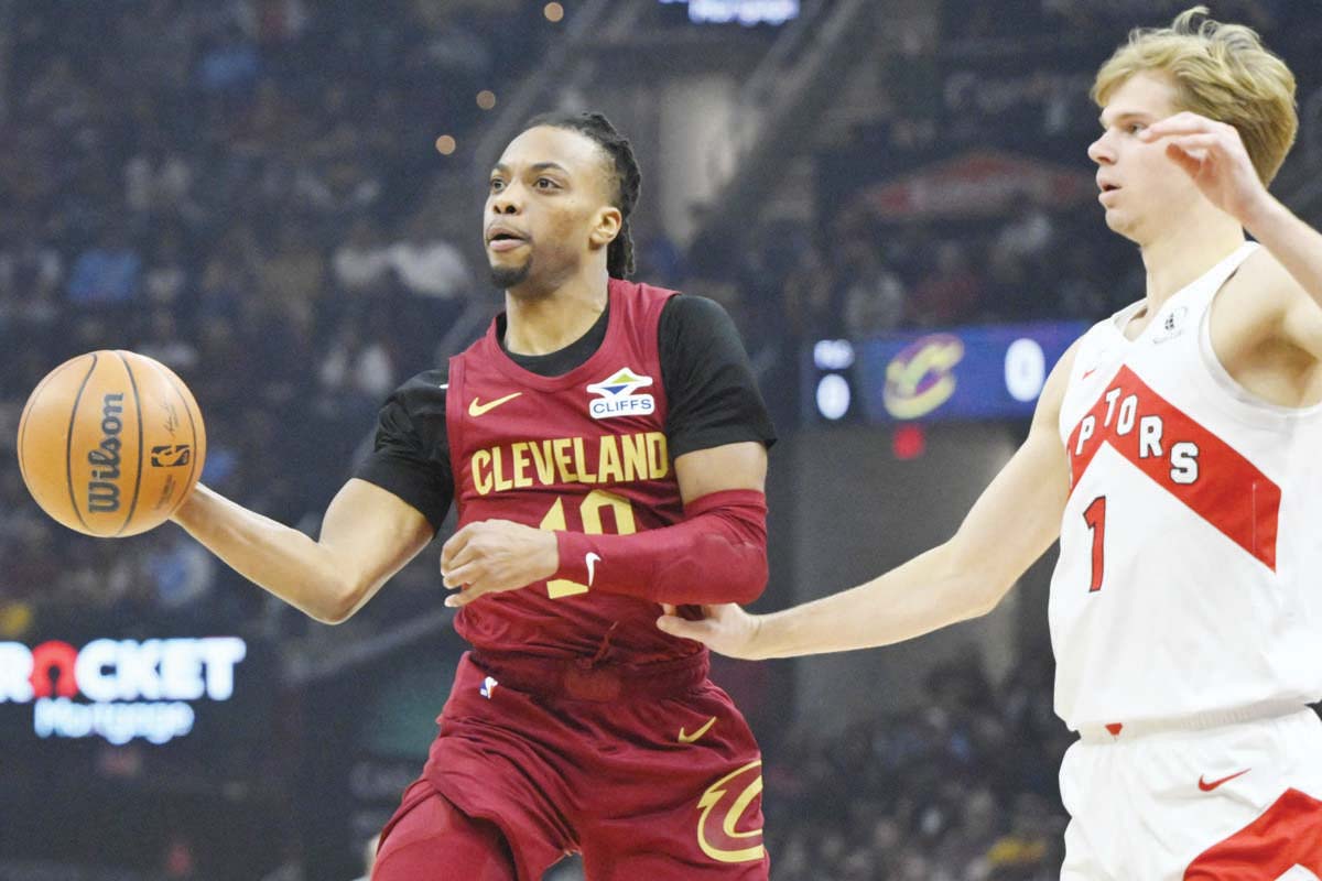 Cleveland Cavaliers guard Darius Garland (left) throws a pass beside Toronto Raptors guard Gradey Dick. (David Richard-Imagn Images / Reuters photo)