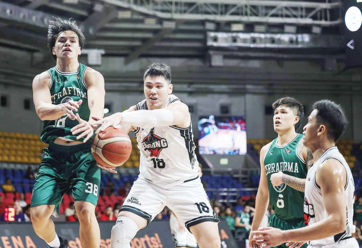 Bacolodnon Justin Chua of the Blackwater Bossing tries to control the ball while being bothered by the defense of Terrafirma Dyip’s Brent Paraiso. (PBA photo)