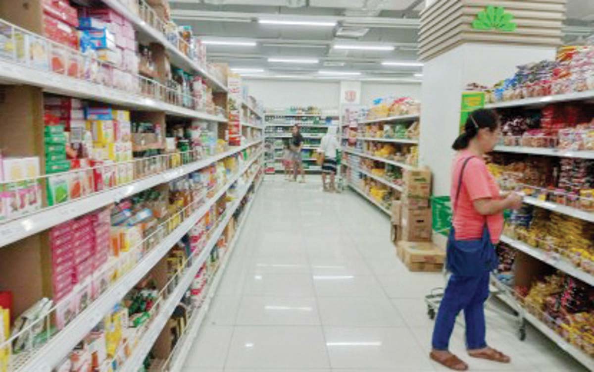 Customers buy food items at a supermarket in Bacolod City in this undated photo. Inflation rate for all income households in the highly-urbanized city slowed down to 2.4 percent in December, the Philippine Statistics Authority reported. (PNA Bacolod / File photo)