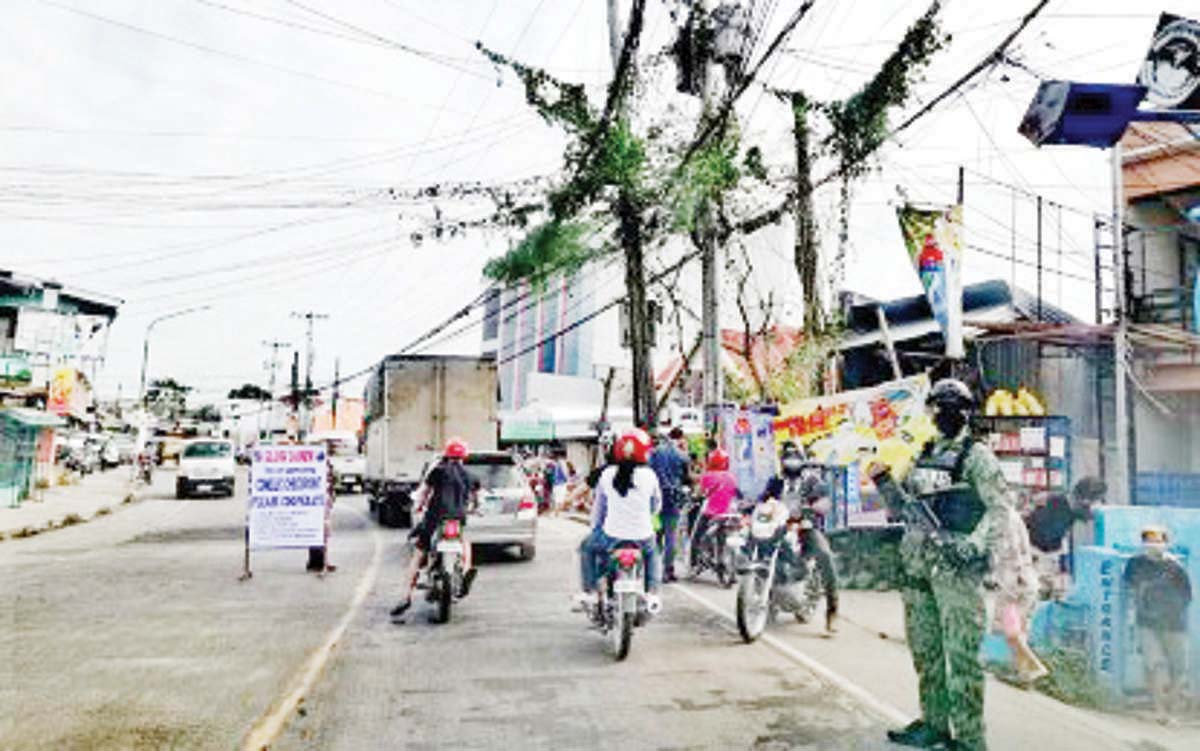 Police and military personnel conduct a checkpoint in downtown Dumaguete City, Negros Oriental, during the 2022 election period. A similar checkpoint in Valencia town will host the kick-off ceremony for the 2025 election period on Sunday, January 12, 2024. (PNA / File photo)