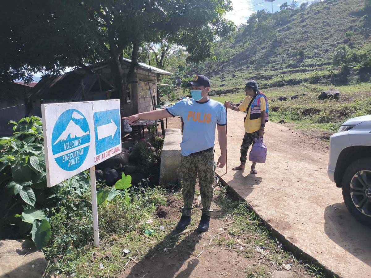 Border control points around Kanlaon Volcano’s permanent danger zone are manned round the clock to ensure the safety and quick extraction of authorized internally displaced individuals in the event of an explosive eruption. (PIA photo)