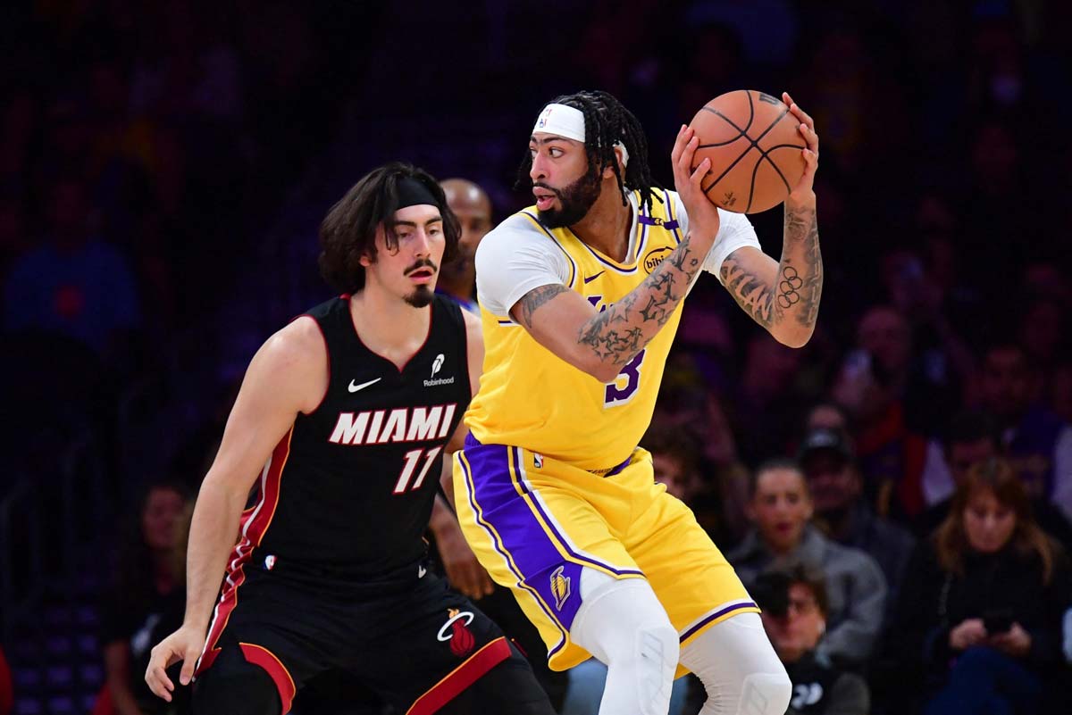 Los Angeles Lakers forward Anthony Davis (right) moves the ball against Miami Heat guard Jaime Jaquez, Jr. (Gary A. Vasquez-Imagn Images / Reuters photo)