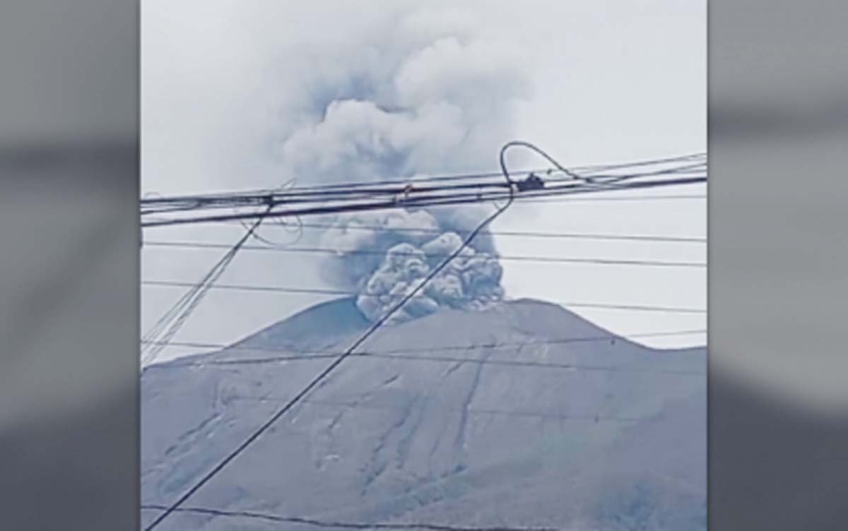 Mt. Kanlaon emits a dark plume about 1.2 kilometers high. The Office of Civil Defense says it is preparing "Plan Exodus," which involves the evacuation of Canlaon City residents should Mt. Kanlaon's restiveness lead to a hazardous eruption. (Negros Oriental Police Provincial Office / screengrab)