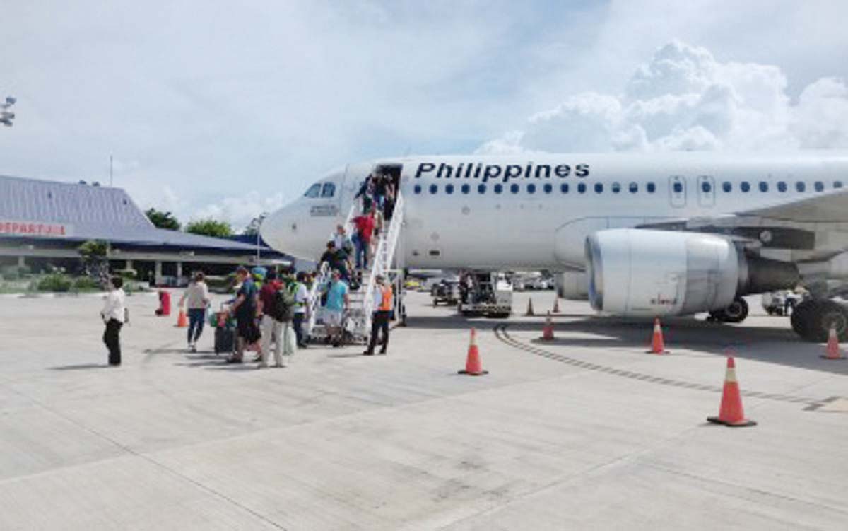 Passengers disembark from a commercial flight at the Dumaguete-Sibulan airport in Negros Oriental province in this undated photo. Police authorities are monitoring entry and exit points in the province to prevent the entry of armed men as the election period begins. (PNA / File photo)