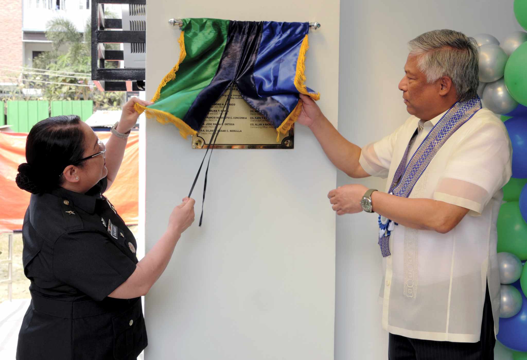 PAGCOR Chairman and CEO Alejandro H. Tengco and AFP Medical Center Commander Brigadier General Jonna Dalaguit unveil the marker for the new AFP Medical Center Patient Watchers’ Dormitory in Quezon City.