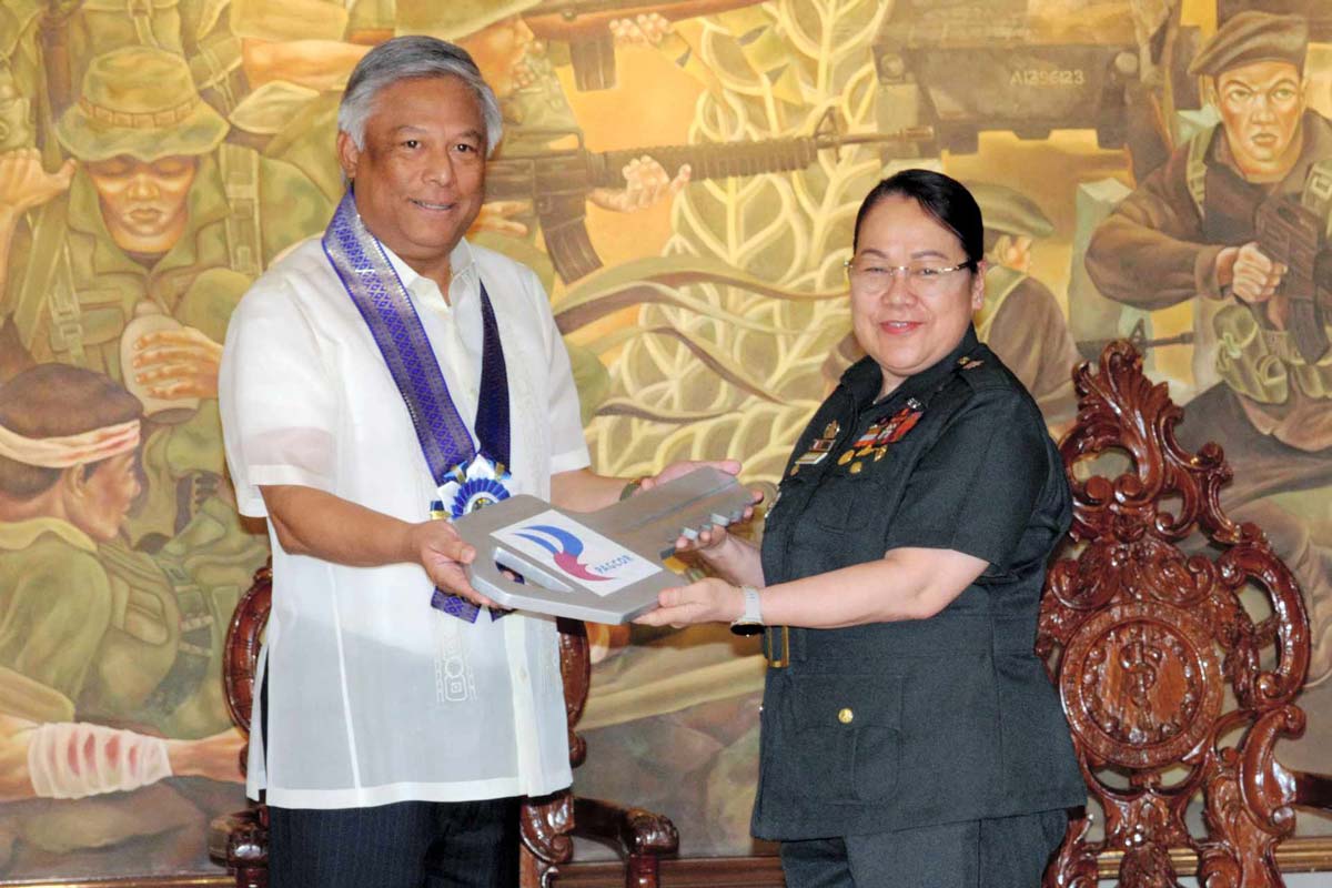 Brigadier General Jonna Dalaguit, Commander of the AFP Medical Center, receives the symbolic key for the newly constructed AFP Medical Center Patient Watchers' Dormitory from Chairman Tengco. The project received Php 53.22 million funding from PAGCOR.