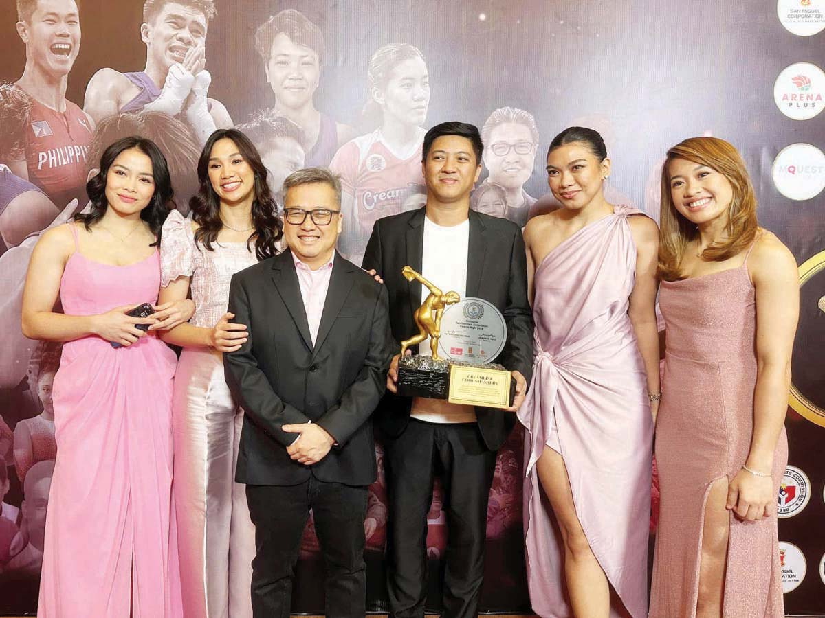 Members of the Creamline Cool Smashers (from left) Jessica Galanza, Bea de Leon, team manager Alan Acero, head coach Sherwin Meneses, Alyssa Valdez, and Bernadeth Pons. (GMA Sports photo) 