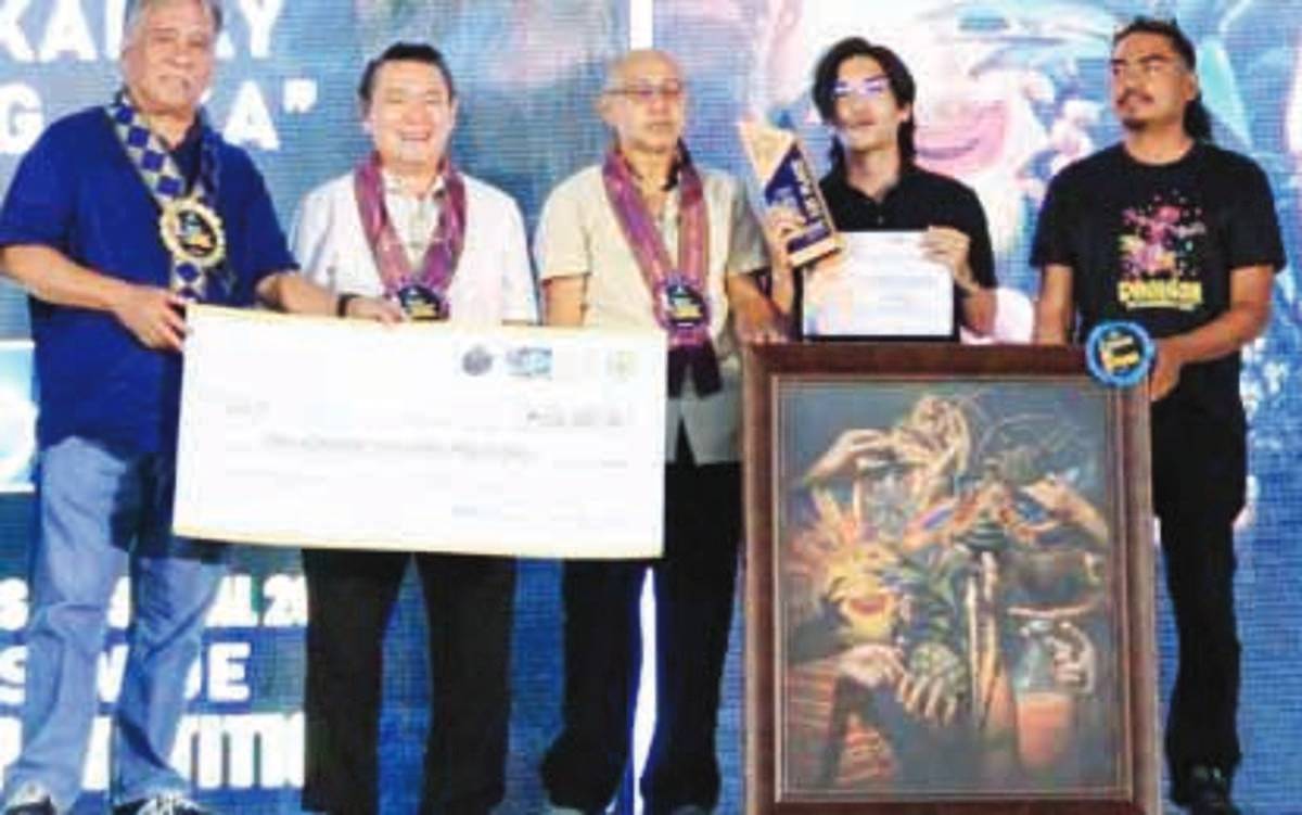 Cebuano artist Jayson Droña (second from right) receives the grand prize of P200,000 and a trophy for his winning masterpiece in the first Visayas-wide painting competition at Cadiz Arena in Cadiz City, Negros Occidental on January 22, 2025. Droña’s artwork, titled “Mga Kamay ng Pag-asa” (Hands of Hope), celebrates the unity and resilience of Visayan communities. (Cadiz City Mayor’s Office photo)