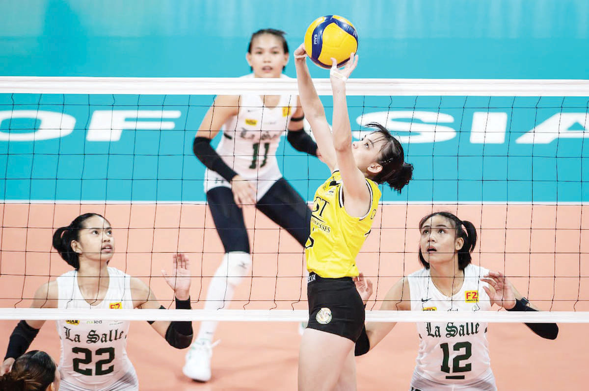 Negrense Cassie Carballo of the University of Santo Tomas Golden Tigresses sets up the ball to a teammate. (UAAP photo)