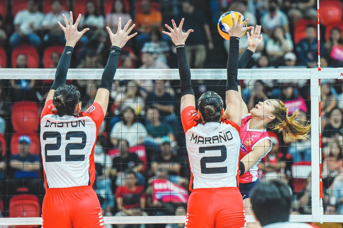 Negrense Bernadeth Pons of the Creamline Cool Smashers tries to score against the defense of Chery Tiggo Crossovers’ Abigail Marano. (PVL photo) 