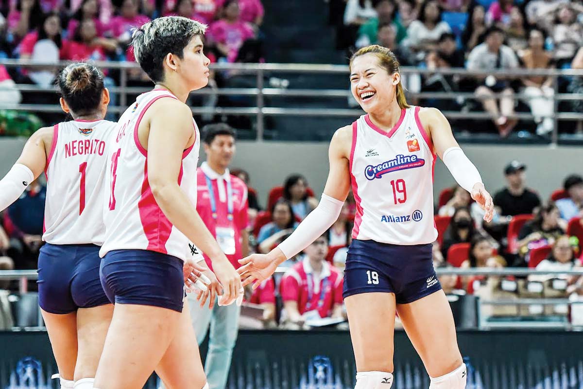 Negrense Bernadeth Pons (right) made a brief appearance in the second set and finished scoreless as the Creamline Cool Smashers finished the elimination round with a 10-1 win-loss slate. (PVL photo)