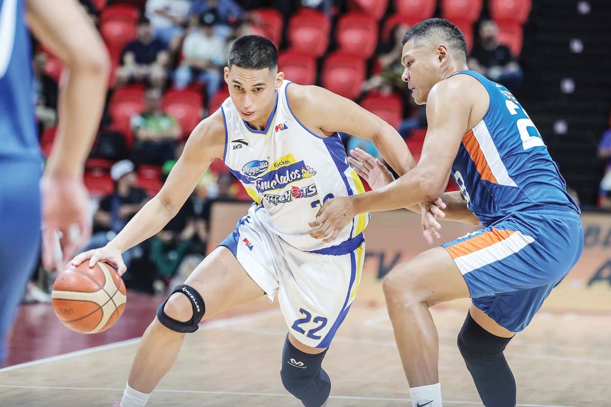 Magnolia Chicken Timplados Hotshots’ Zav Lucero in action against the Meralco Bolts in the PBA Season 49 Commissioner's Cup. (PBA Images)