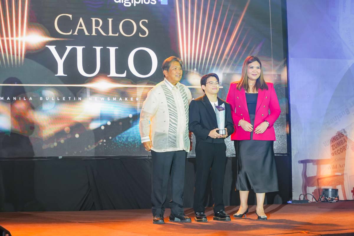 (L-R) Manila Bulletin Publisher Sonny Coloma, Olympian Carlos Yulo, and DigiPlus Vice President for Investor Relations, Corporate Communications, and Sustainability Celeste Jovenir at the MB Newsmaker of the Year.