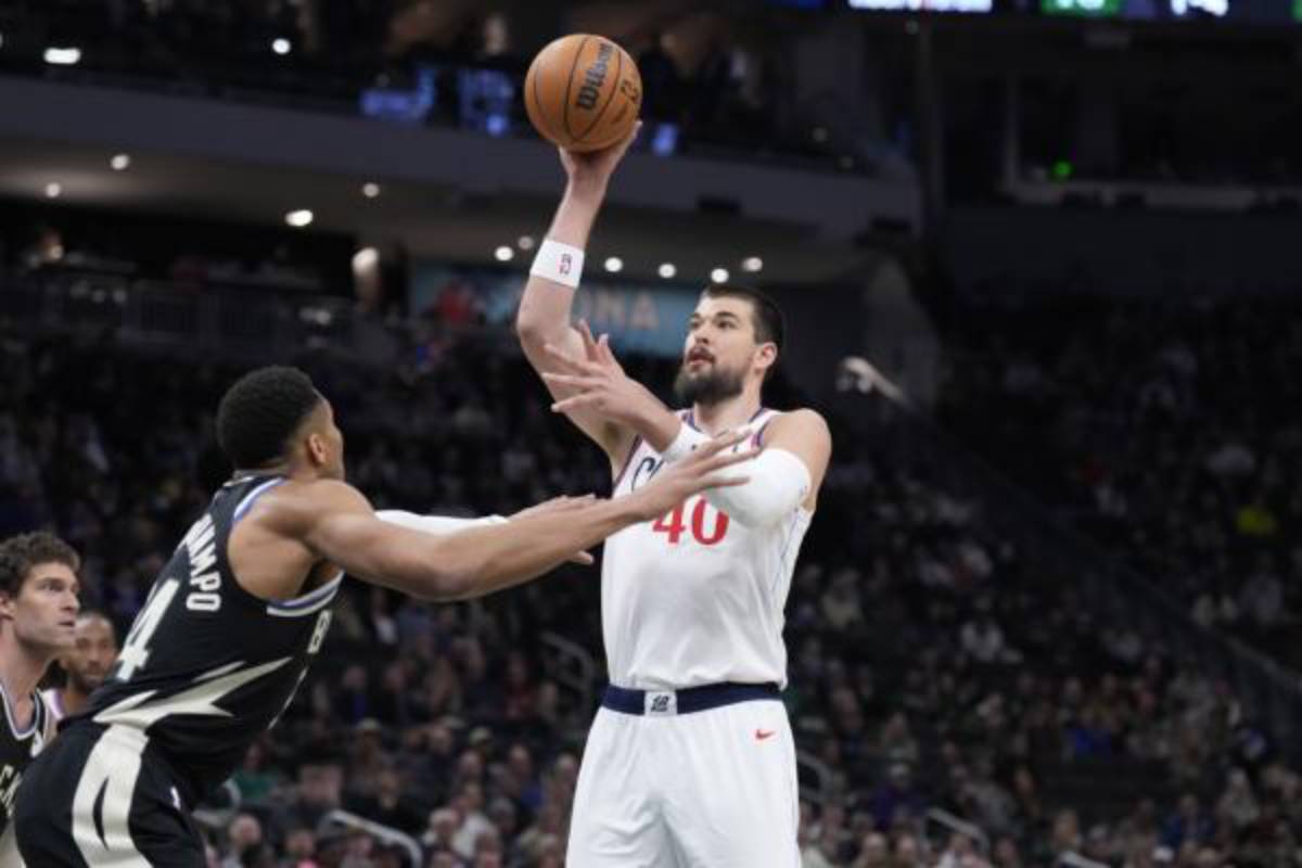 Antetokounmpo returns, leads Bucks past Clippers