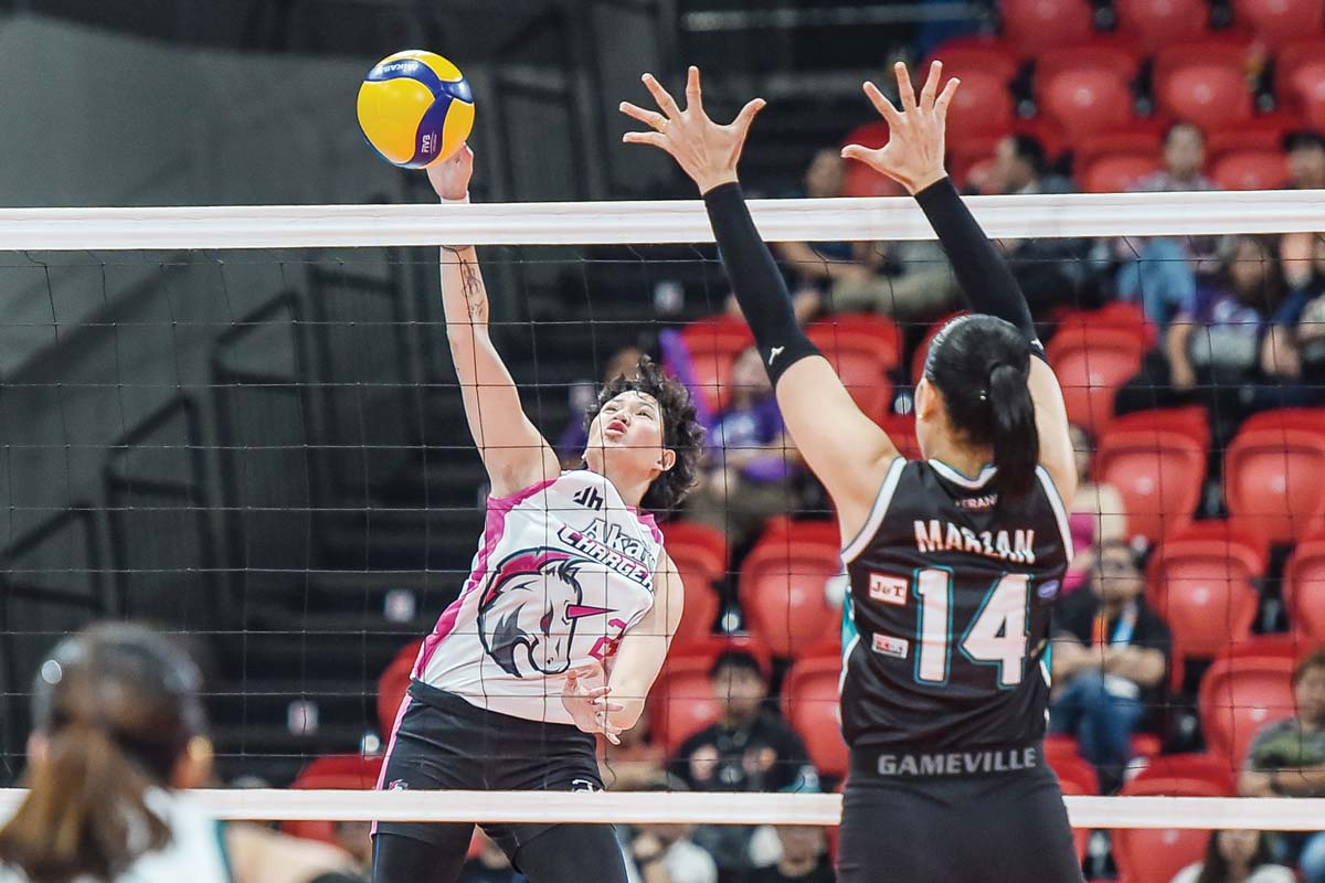 Negrense Christine Joy Soyud of the Akari Power Chargers scores against the defense of Galeries Tower Highrisers' Andrea Marzan. (PVL photo)