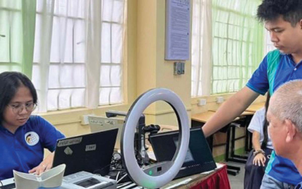 Personnel of the Philippine Statistics Authority-Negros Occidental assisted a client with national identification registration at Handumanan National High School in Bacolod City on Wednesday, March 19, 2025. The service is part of the school activation campaign of the PSA-Negros Occidental to promote Republic Act 11055 or the Philippine Identification System. (PSA-Negros Occidental photo) 