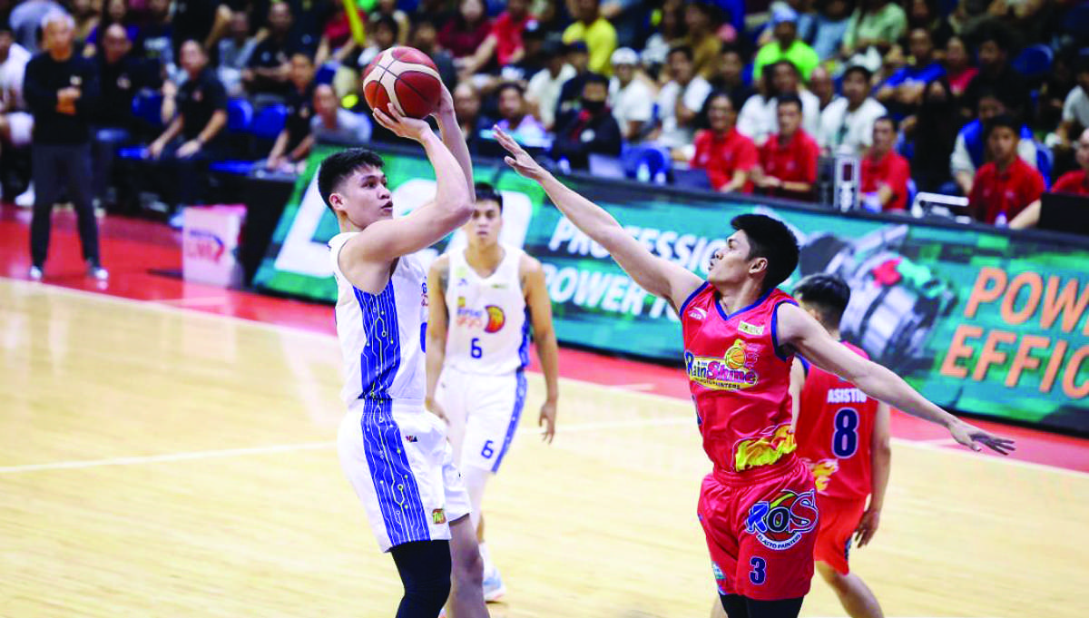 TNT Tropang Giga's Calvin Oftana puts up a shot against the Rain or Shine Elasto Painters in Game 4 of the PBA Commissioner's Cup semifinals series. (PBA Images)