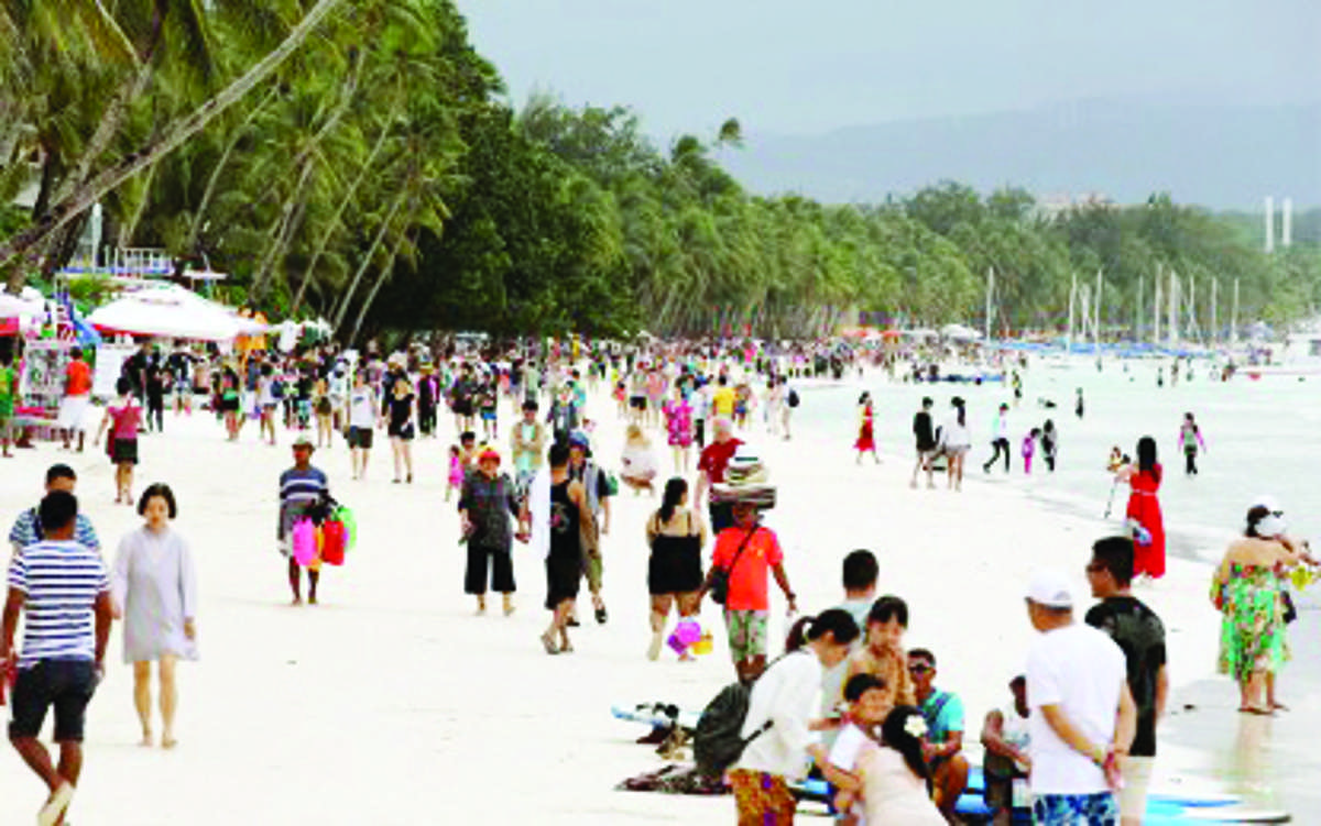 Despite a slight dip in domestic visitors, Western Visayas’ tourist numbers remain 2.13 percent higher than pre-pandemic levels, the Department of Tourism says. (PNA / File photo)