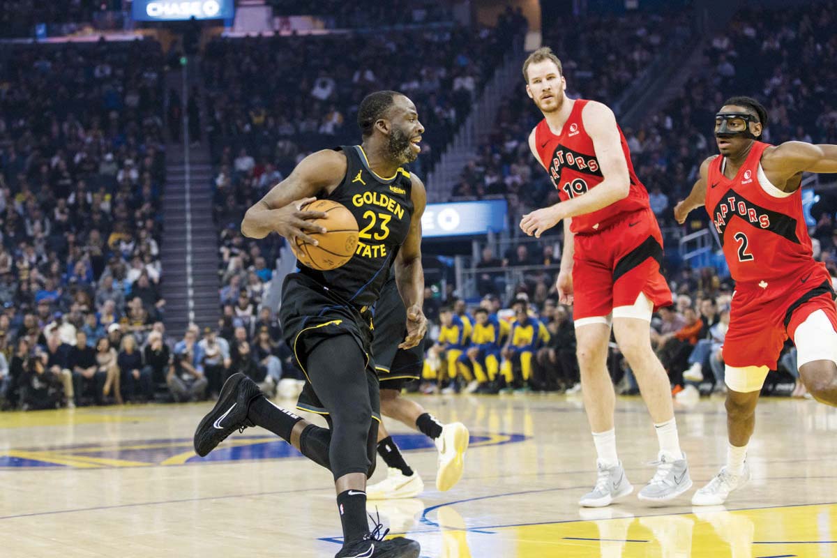 Golden State Warriors forward Draymond Green (left) drives to the basket against the Toronto Raptors. (John Hefti-Imagn Images / Reuters photo)