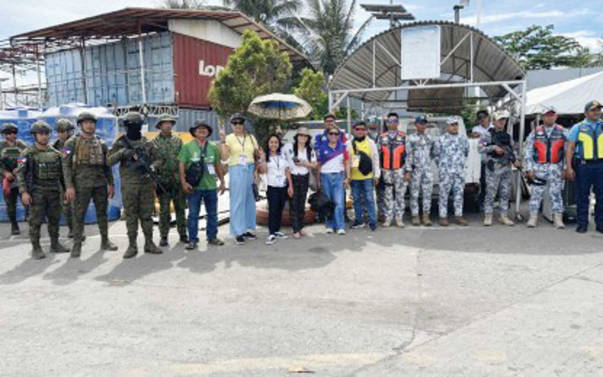 Media personnel join the Commission on Elections (Comelec), the Philippine National Police, the Armed Forces of the Philippines, and the Coast Guard representatives in Dumaguete City as they await the arrival of automated counting machines on April 17, 2025. The Comelec in the Negros Island Region has called for closer collaboration between government security forces and the media to combat election-related misinformation. (PNA photo)