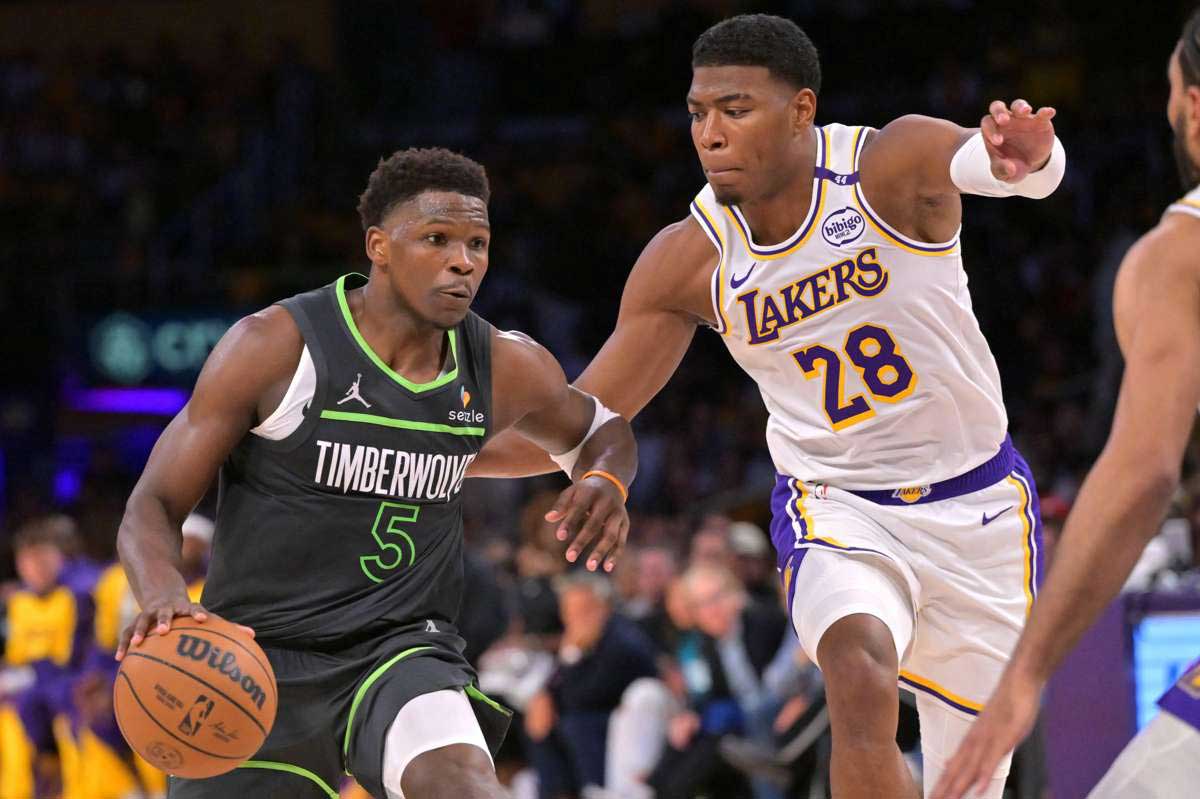 Wolves put aside slow Q1, take playoff opener from Lakers
