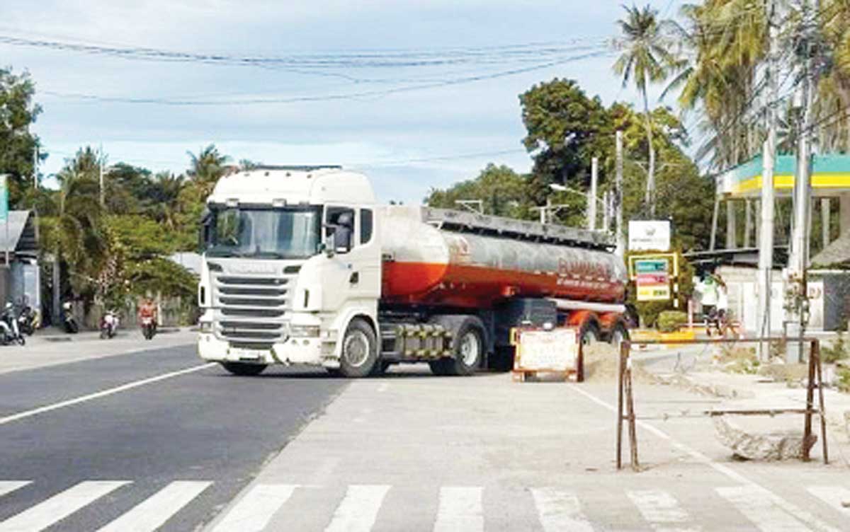 A fuel tank pulls out of a gasoline refilling station in Dauin, Negros Oriental in this undated photo. The Philippine Statistics Authority-Negros Oriental says the inflation rate of the province for April 2025 was pegged at -0.1 percent from -0.7 in March, with fuels among the drivers. (PNA photo)