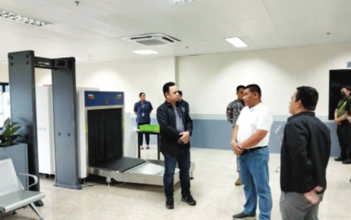Philippine Drug Enforcement Agency - Negros Island Region Director Melvin Estoque (center) and Philippine Ports Authority - Negros Occidental port manager Rodel Lagmay (second from right) during a tour of the Banago port in Bacolod City on Wednesday, July 23, 2025. The agency is proposing the creation of an inter-agency seaport drug interdiction task group to prevent the entry of illegal drugs in the region’s various ports. (PDEA-NIR photo)