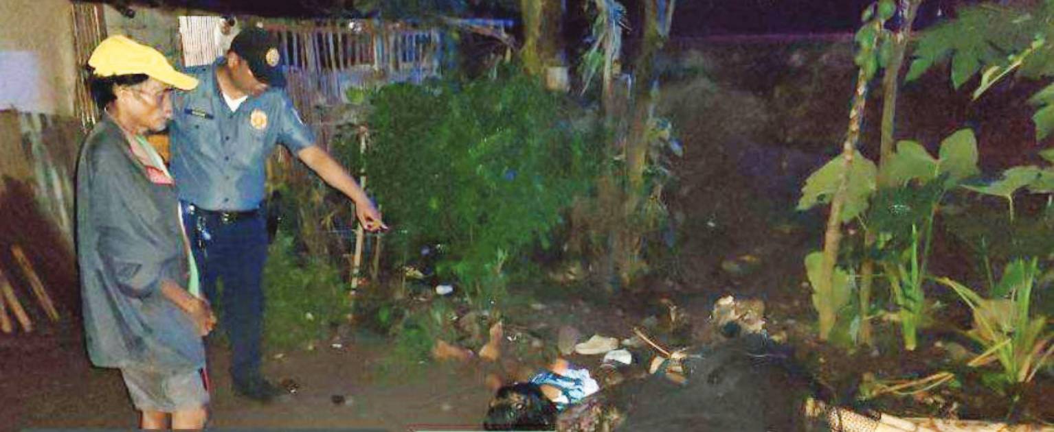 Police inspect the scene where a 36-year-old man was found dead at Barangay Matab-ang in Negros Occidental’s Talisay City early morning yesterday, August 31, 2025. The victim had been suffering from tuberculosis, according to his family. (PRO-NIR photo)