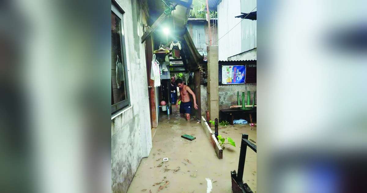 Rising floodwaters hit Purok Mars in Bacolod City’s Barangay Singcang-Airport after heavy rains poured over the metropolis on Wednesday afternoon, August 20, 2025. (Councilor Caesar Distrito photo) 