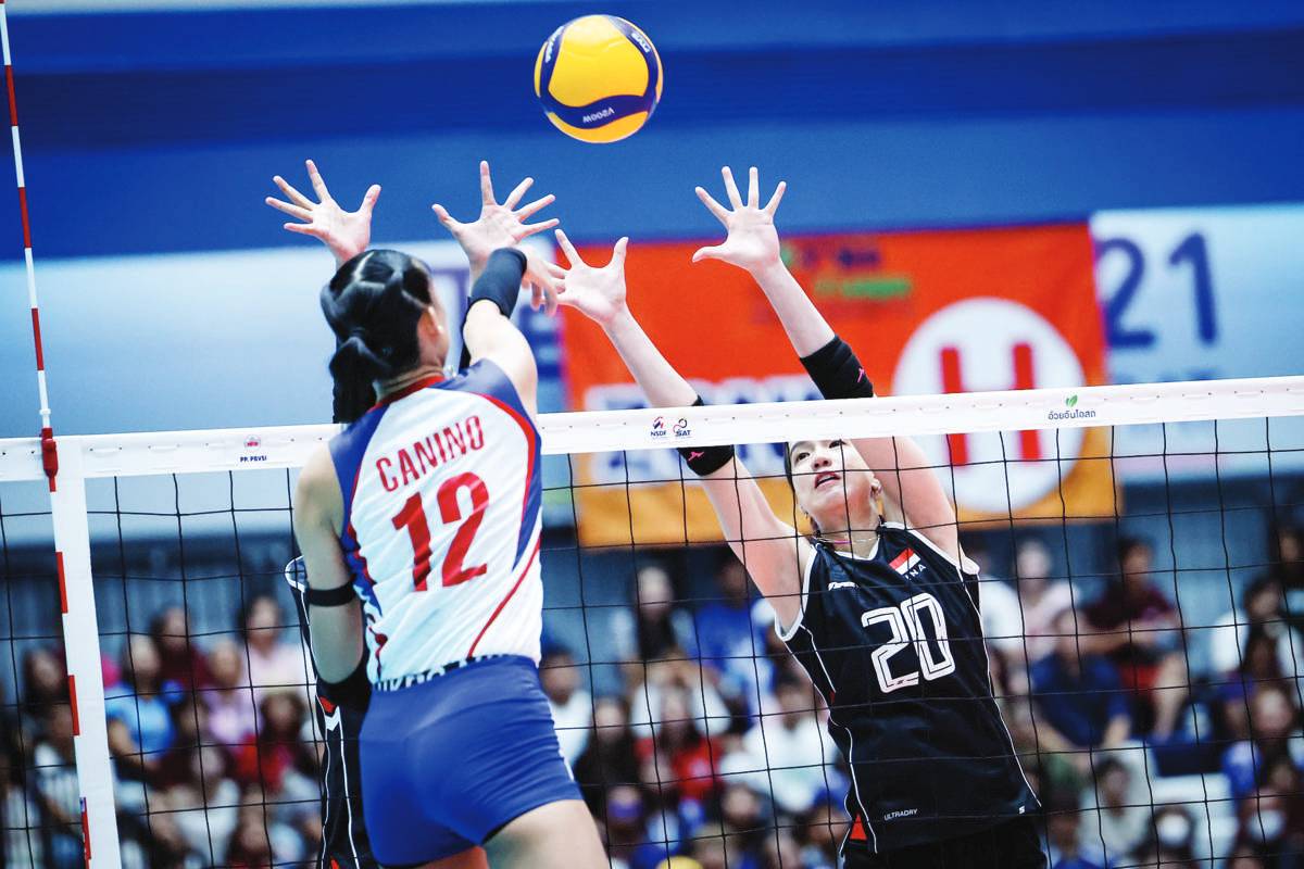 Negrense Angel Canino of Alas Pilipinas smashes the ball towards the defense of Indonesia. (SAVA photo)