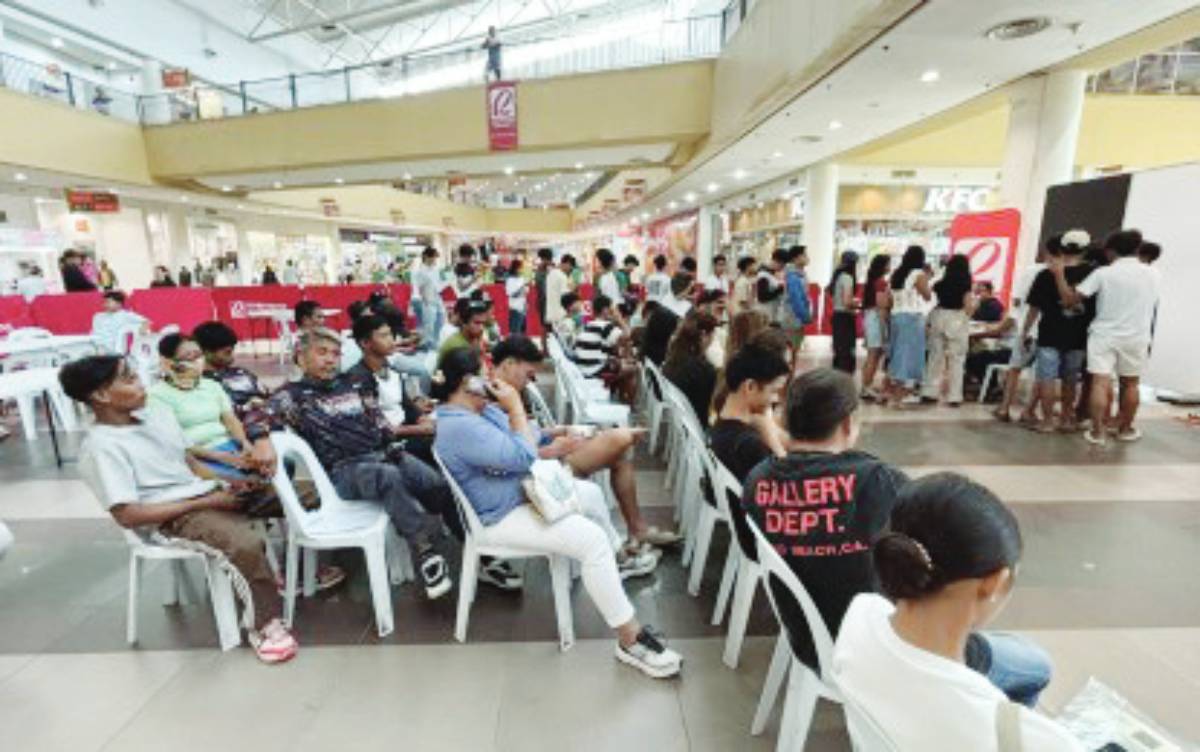 Registrants line up at Robinsons Place shopping mall in Dumaguete City, Negros Oriental on the first day of the resumption of voters' registration on Friday, August 1, 2025. The majority of those who signed up were young first-time voters for the barangay and Sangguniang Kabataan elections in December 2025. (PNA photo)