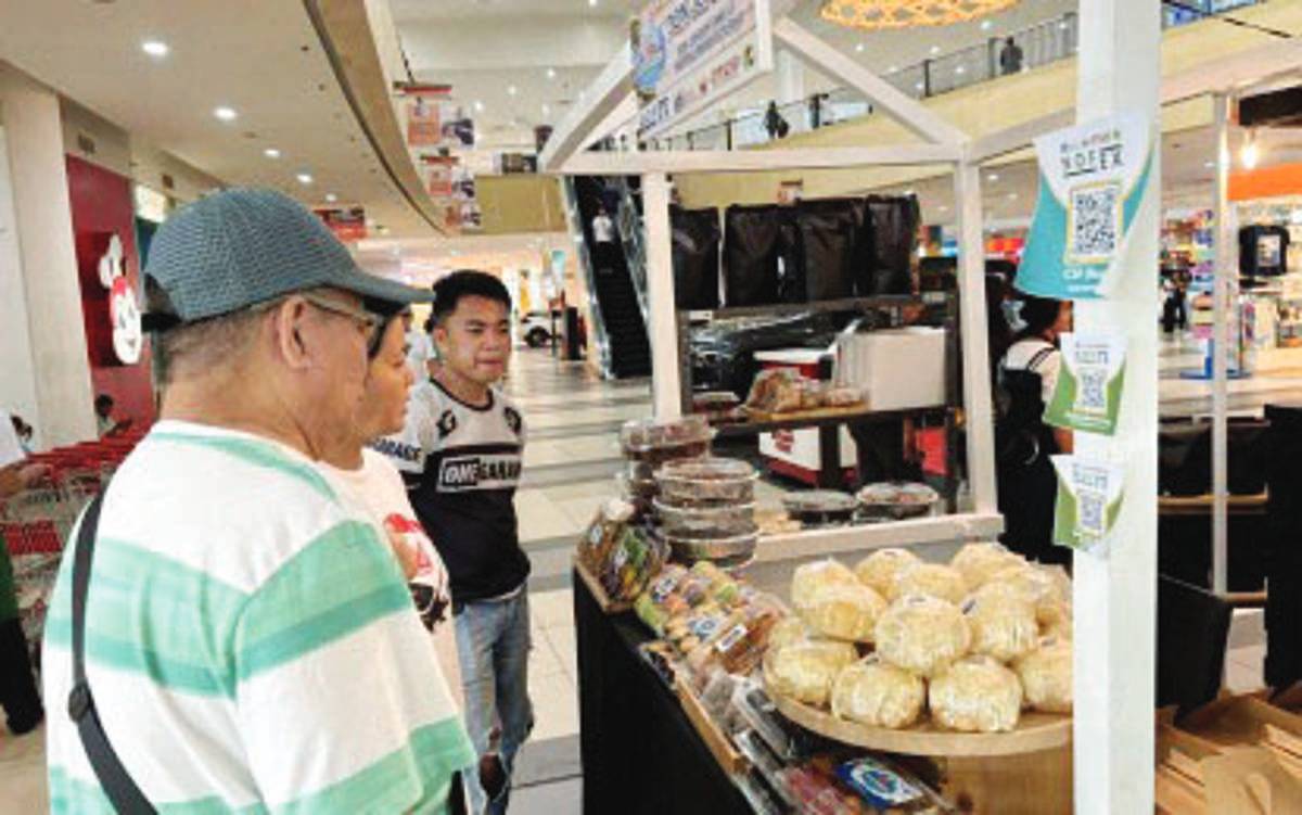 An exhibitor entertains potential buyers at the Negros Oriental Food Exposition in Dumaguete City in this undated photo. The Negros Oriental Chamber of Commerce and Industry is opposing a wage hike this year, saying that micro and small businesses may not survive. (PNA / File photo) 