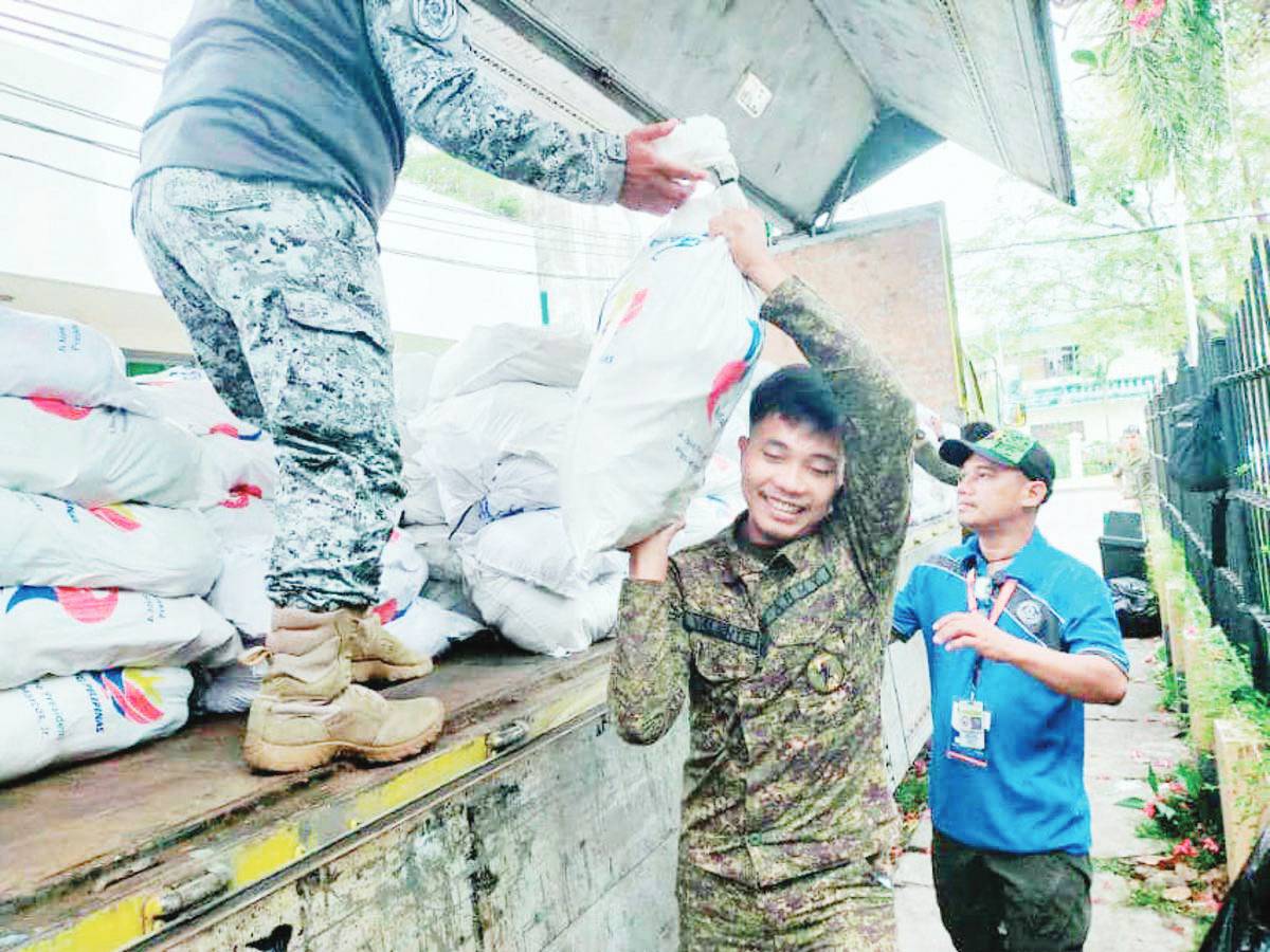  Response teams are working tirelessly even on Christmas Day to provide for the needs of the evacuees amid Kanlaon 
Volcano’s continuous seismic activities. Efforts like these 
highlight the commitment of responders and volunteers to 
prioritize the safety and well-being of the affected residents. 
(OCD-6 photo)