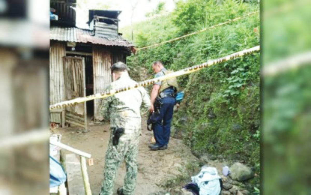 Police personnel gather evidence at the house of a former CAFGU member who was shot dead by an unidentified assailant in Canlaon City, Negros Oriental on Tuesday, September 23, 2025. The Philippine Army is looking into a possible link of communist rebels in the civilian's death. (Canlaon Police / Facebook photo)