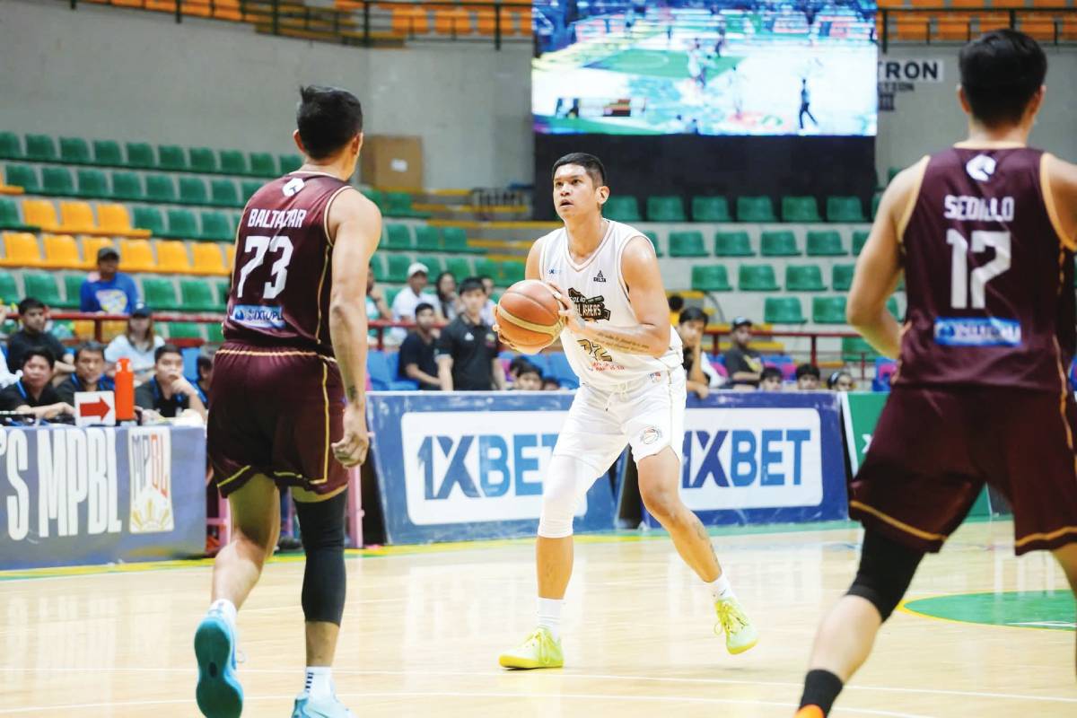 Bacolod Tubo Slashers' Tzaddy Rangel pulls up for a shot. (MPBL photo)