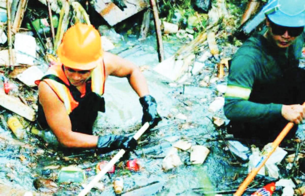 The Bacolod City Health Office says it is intensifying anti-dengue operations, including cleanup drives, larvicide treatment, and public information campaigns. (Bacolod PIO photo)