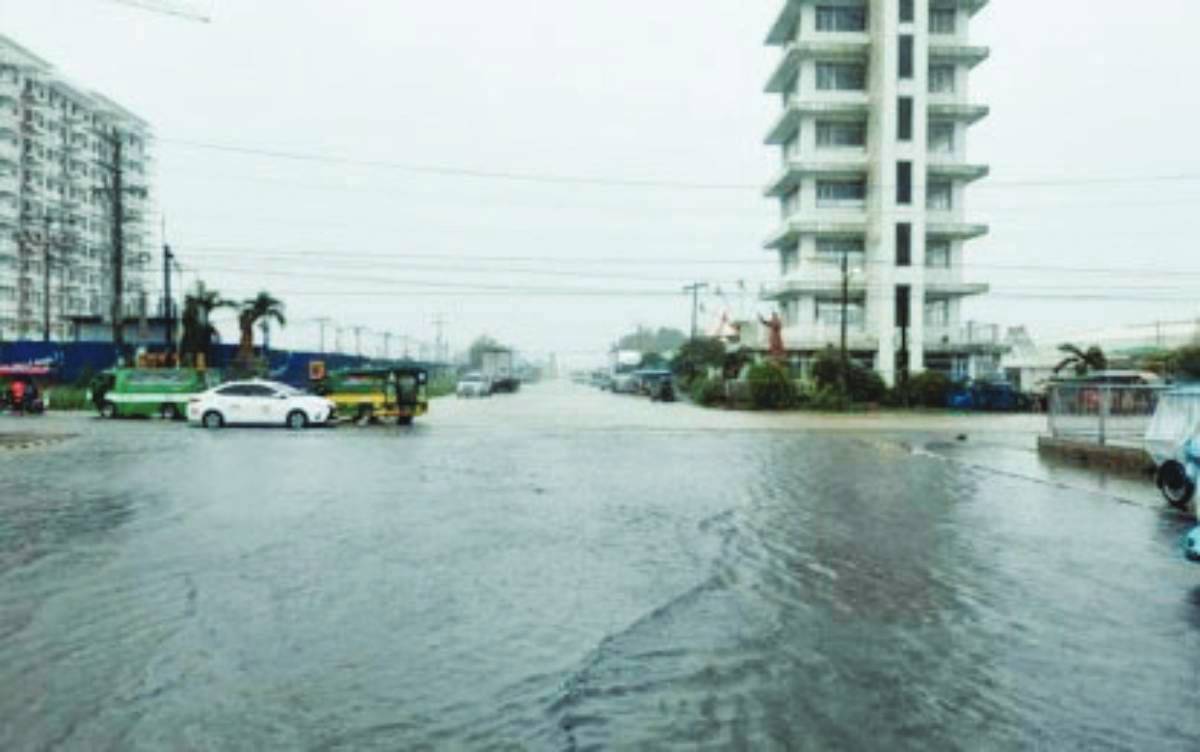 File photo shows a flooded road in Bacolod City’s Reclamation Area in front of a shopping mall after heavy rains. The city government has come up with both short-term and long-term plans to address flooding in various parts of the city. (Bacolod City PIO / File photo)