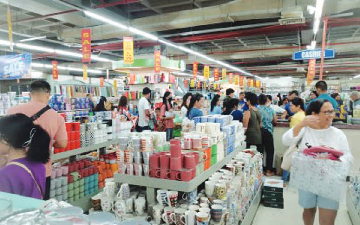 Customers flock to a department store in Dumaguete City, Negros Oriental, in this file photo taken some time in June 2025. The Department of Trade and Industry in the province is now working to institutionalize a consumer network to speed up the resolution of complaints and other concerns. (PNA photo) 