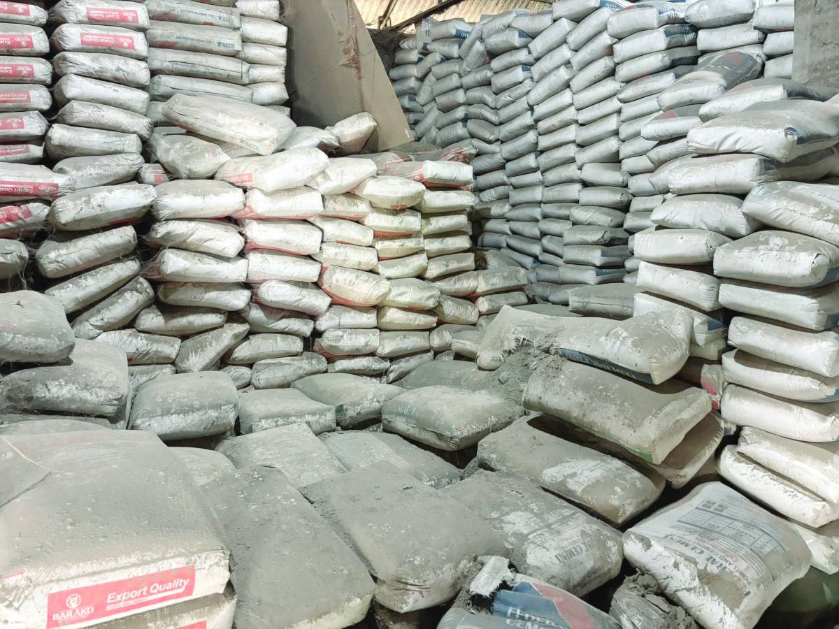 Bacolod City Mayor Greg Gasataya inspects the City Engineer’s Office warehouse on Saturday, September 6, 2025, where more than 4,600 cement bags were found unused after being left to harden. (dyHB RMN Bacolod photo) 
