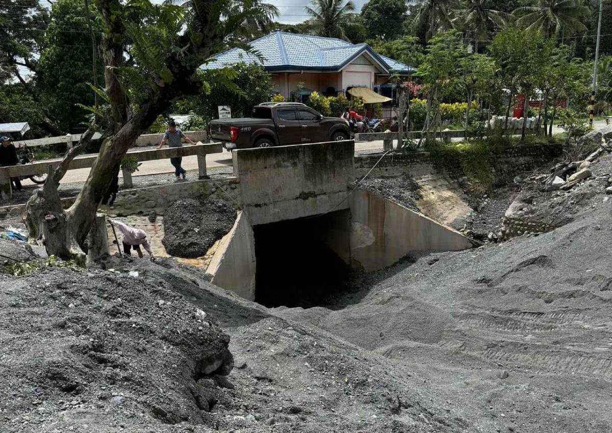 No floodwater outlet: Capitol begins dredging of lahar-clogged creek in La Castellana