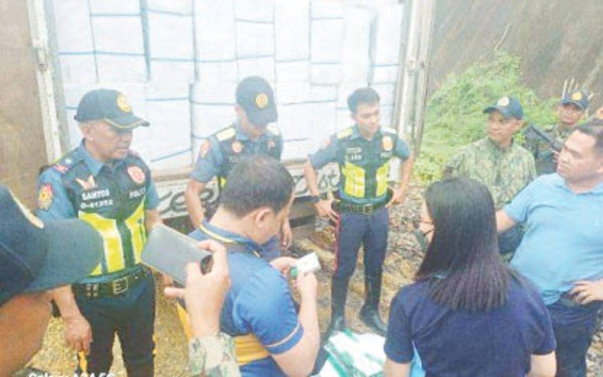 Law enforcers find two abandoned delivery vans containing smuggled cigarettes in Barangay Nagbo-alao, Basay, Negros Oriental on Saturday, October 11, 2025. The Bureau of Internal Revenue in Dumaguete City, Negros Oriental made the initial inventory before turning over the vans to the Highway Patrol Group-Negros Island Region headquarters in Bacolod City, Negros Occidental. (Highway Patrol Team-Negros Oriental photo)