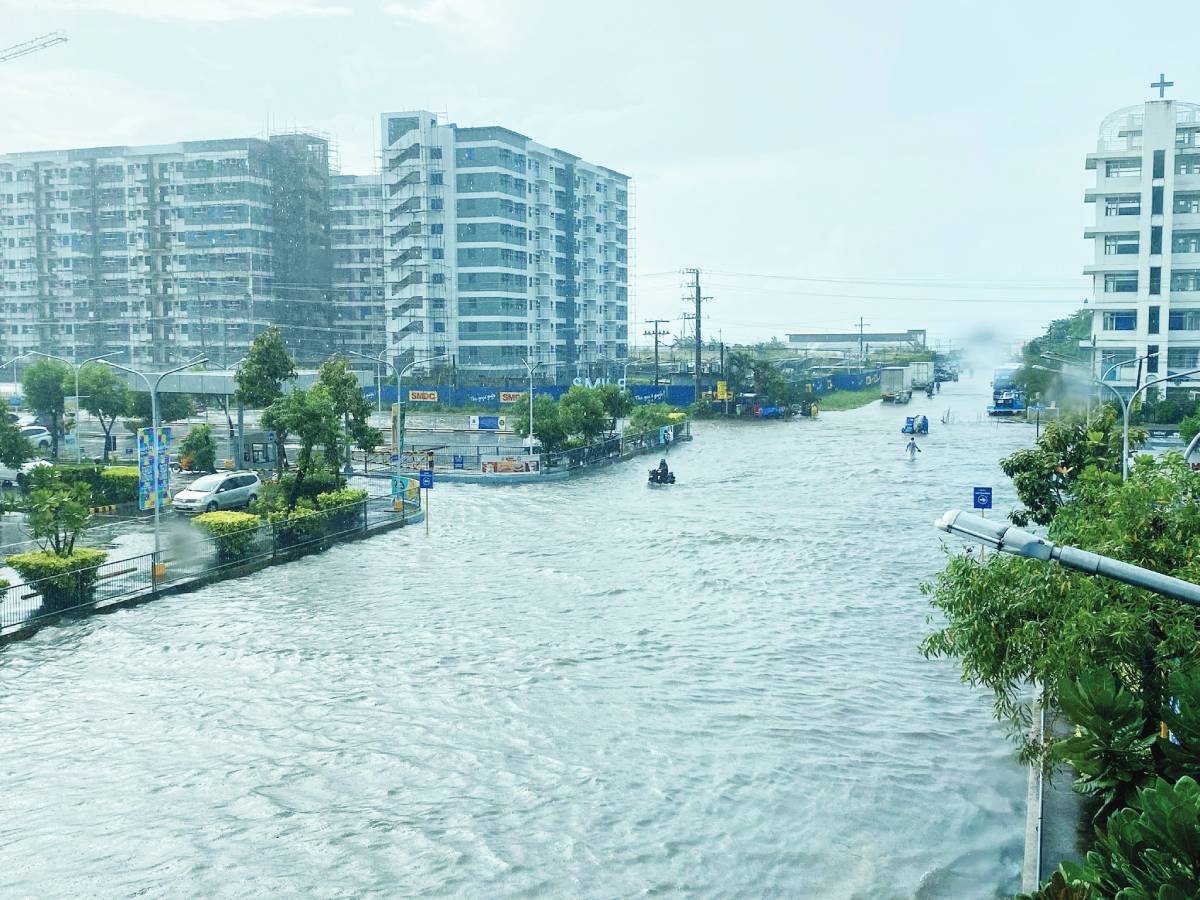 Heavy rains inundated drainage systems, resulting in significant flooding in some areas of Bacolod City, such as the Reclamation Area, Barangay Mandalagan and Lacson Street, yesterday, October 14, 2025. Numerous commuters were grappling with the challenges of navigating through the deluge, while others were compelled to wade through the water to reach their destinations. (Barkadang Lagawan / Facebook photo)